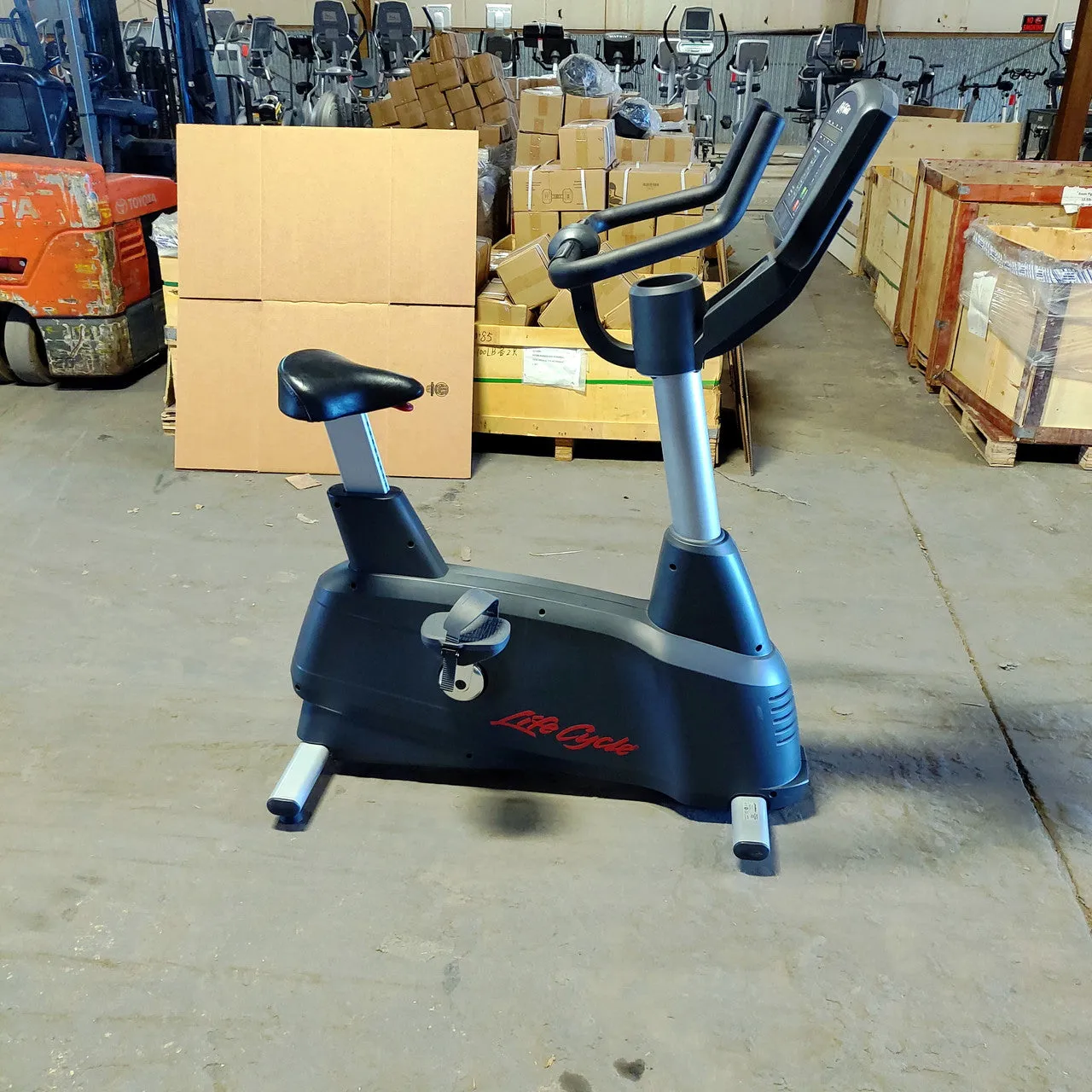 Life Fitness Upright Exercise Bike Activate Series